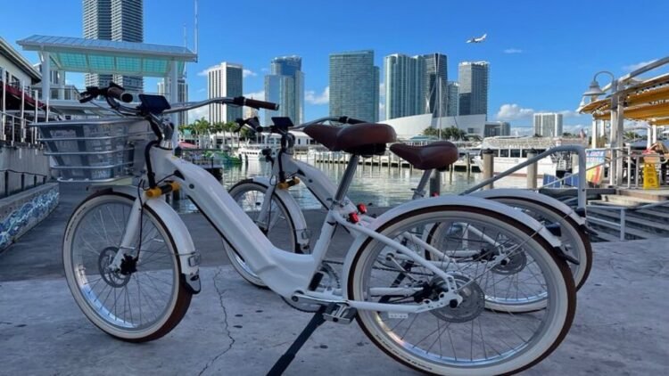 Bicicletas eléctricas urbanas frente al skyline de Miami promoviendo movilidad sostenible y micromovilidad en ciudades modernas